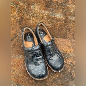 EUC B.O.C. Dark Blue  Faux Crocodile Clogs Faux Wood Bases Nursing Shoes Size 6M